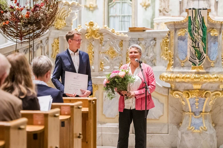 Ein Mann und eine Frau stehen nebeneinander vor einem Altar.
