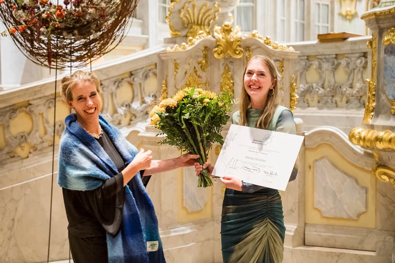 Zwei Frauen stehen vor einem Altar.