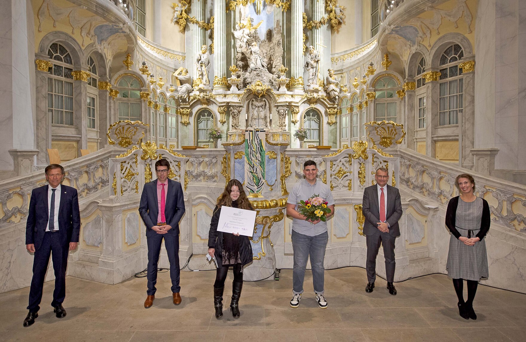 Männer und frauen stehen vor dem Altar der Frauenkirche.