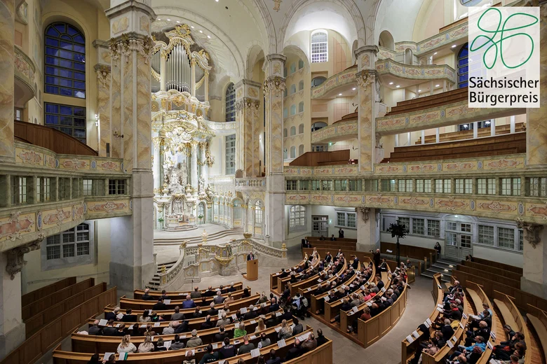 Der Blick in eine mit Menschen gefüllte Kirche