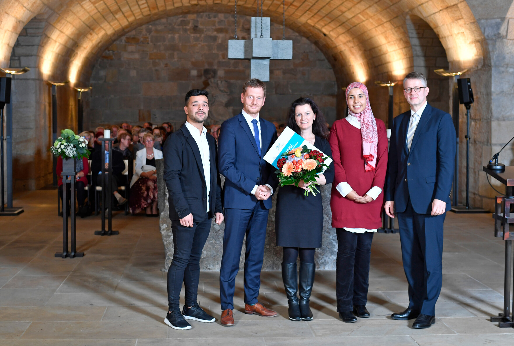 Männer und Frauen posieren für ein Foto.