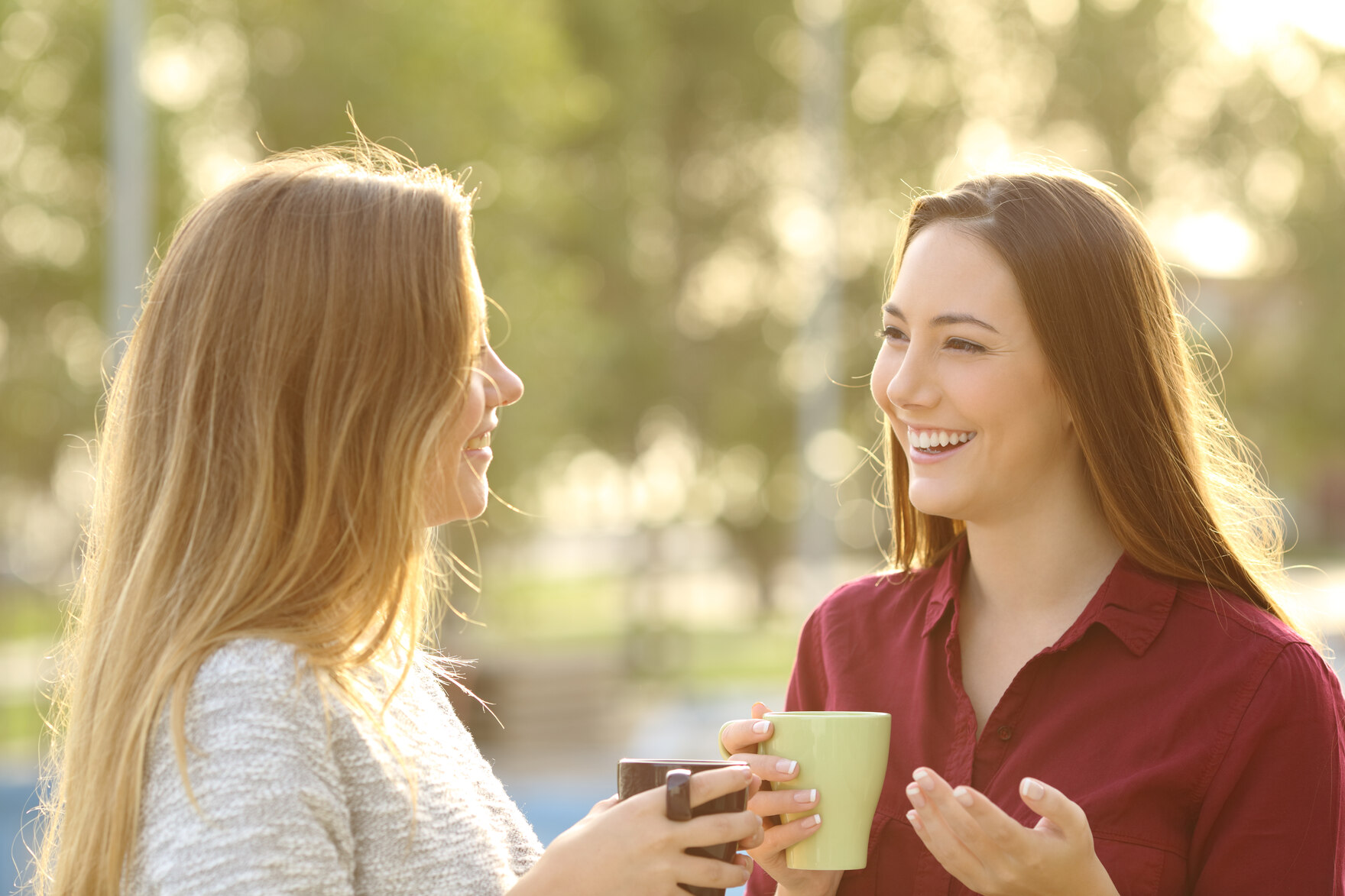 Zwei Frauen unterhalten sich bei einer Tasse Kaffee