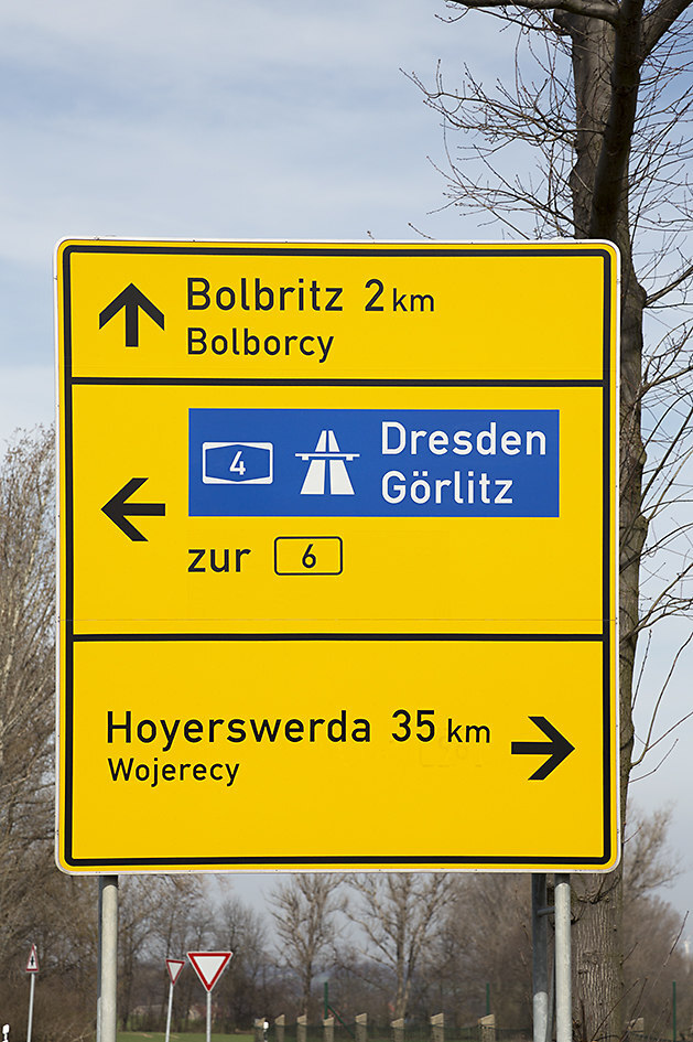 Ein sächsisches Verkehrsschild mit zusätzlichen sorbischen Stadtnamen