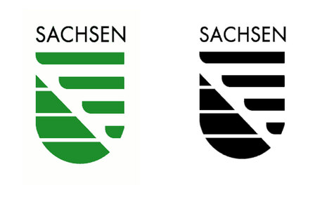 Landessignet des Freistaates Sachsen: Der Schriftzug »Sachsen« in schwarz, daneben das stilisierte Landeswappen des Freistaates Sachsen in grün auf weißem Hintergrund.